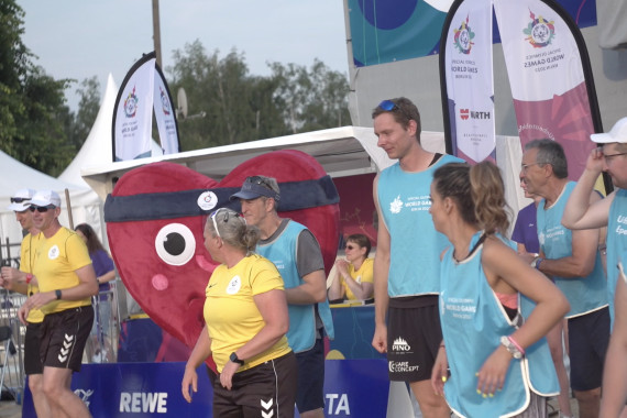 Schnittbilder von den Beachvolleyball-Wettkämpfen in Berlin mit den prominenten Gästen Nils Ehlers und Clemens Wickler.