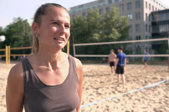 Im Interview sprechen Besucher der Beachvolleyball-Anlage über ihre Eindrücke von den Special Olympics World Games.