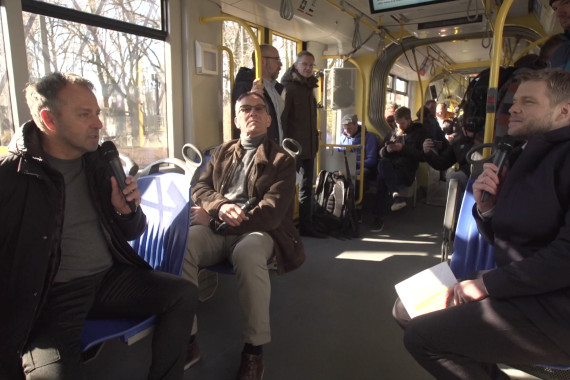 Während der Jungfernfahrt sprechen die Bundestrainer Hansi Flick und Alfred Gislason über die Straßenbahn im Branding der Europameisterschaften 2024 und ihre Vorfreude auf die jeweiligen Turniere.