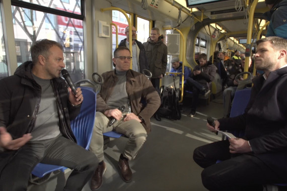 Während der Jungfernfahrt sprechen die Bundestrainer Hansi Flick und Alfred Gislason über die Straßenbahn im Branding der Europameisterschaften 2024 und ihre Vorfreude auf die jeweiligen Turniere.