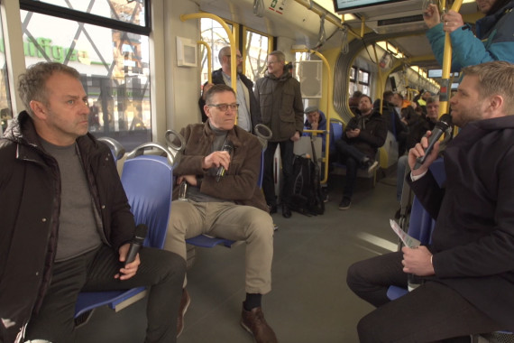 Während der Jungfernfahrt sprechen die Bundestrainer Hansi Flick und Alfred Gislason über die Straßenbahn im Branding der Europameisterschaften 2024 und ihre Vorfreude auf die jeweiligen Turniere.