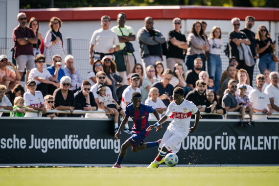 Porsche Fußball Cup 2025: Zweikampf zwischen VfB Stuttgart und FC Barcelona