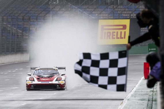 Leo Pichler und Simon Birch in ihrem Porsche 911 GT3 R