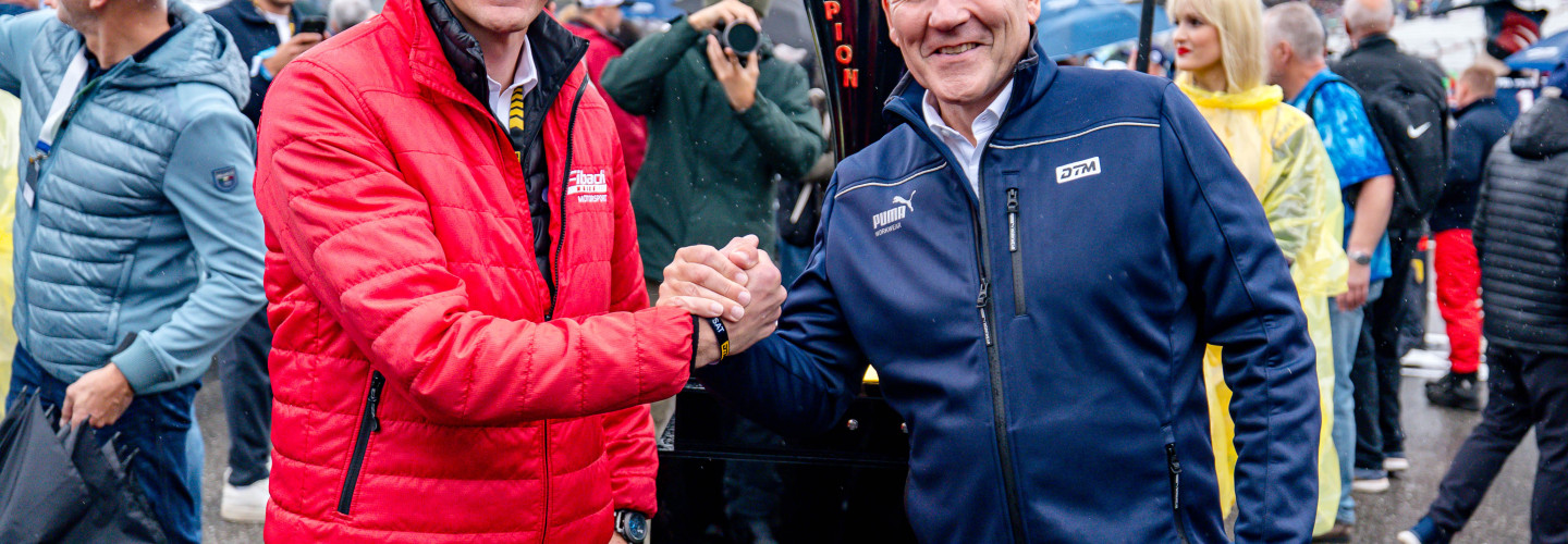 Stephan Stöcker (Head of Development und Motorsport Eibach) und ADAC Motorsportchef Thomas Voss (lr)