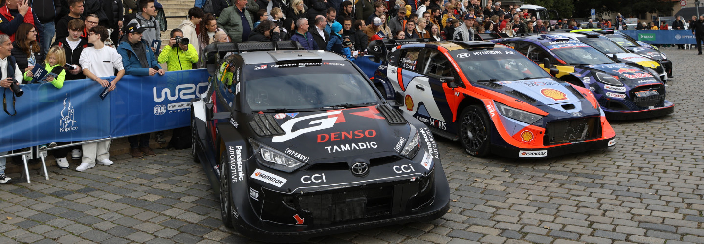 Der Prolog zur Central European Rally zog am Sonntag in Prag zahlreiche Fans an. Seit Montag stehen nun Passau und die Rallyeregion in Niederbayern, Tschechien und Österreich im Fokus