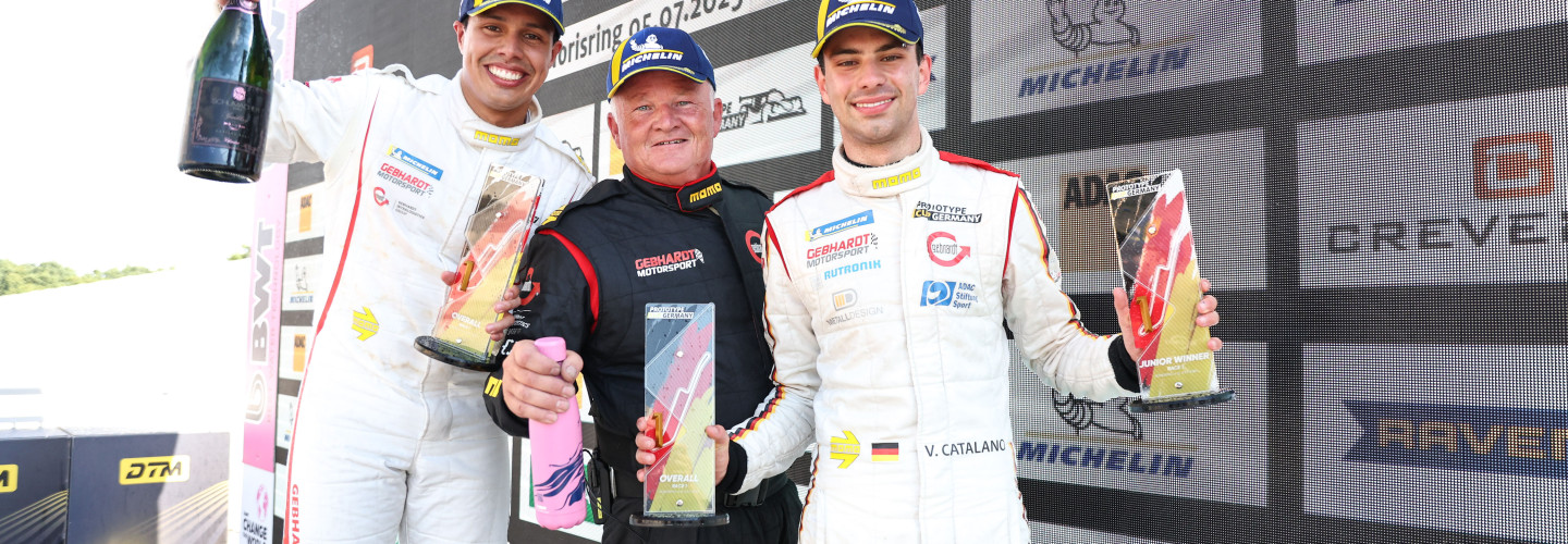 Oscar Tunjo (links) und Valentino Catalano (rechts) feiern ihren Erfolg mit Teammanager Karl Jennings (Mitte)