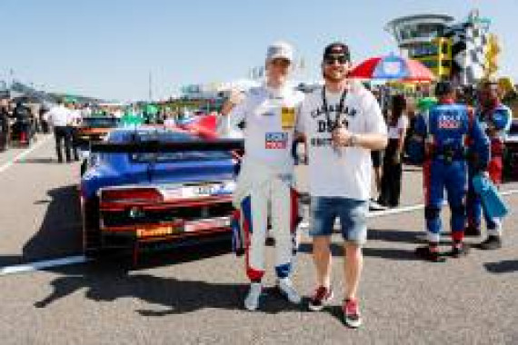 Fußballprofi Maximilian Arnold (rechts) mit Luca Engstler am Sachsenring