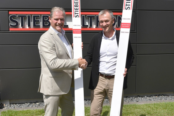 Mit einem Handschlag von Franz Föttinger (rechts), CEO Fischer Sports GmbH, und Stiebel Eltron-Geschäftsführer Heinz-Werner Schmidt wurde jetzt der Einstieg von Stiebel Eltron in das internationale Skisprung-Sponsoring besiegelt