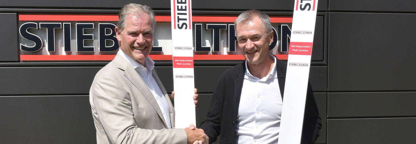 Mit einem Handschlag von Franz Föttinger (rechts), CEO Fischer Sports GmbH, und Stiebel Eltron-Geschäftsführer Heinz-Werner Schmidt wurde jetzt der Einstieg von Stiebel Eltron in das internationale Skisprung-Sponsoring besiegelt