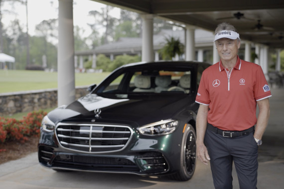 Bernhard Langer, Golf-Ikone und einziger deutscher Masters-Sieger, kündigte für 2025 seinen Abschied von der Masters-Bühne an. So wird der zweifache Masters-Sieger (1985, 1993) dieses Jahr zum 41. und letzten Mal das Turnier auf dem Augusta National Golf Club bestreiten. Mit einem ganz besonderen Fahrzeug ehrt Mercedes-Benz den Markenbotschafter Bernhard Langer. Im Interview spricht Bernhard Langer u.a. über seine bevorstehende letzte Teilnahme am Masters Tournament und reflektiert dabei über seine Karriere. Außerdem teilt er seine Eindrücke vom Augusta National Golf Club in dieser Woche und nennt seine persönlichen Ziele für das Turnier. Auch seine außergewöhnliche Karriere, seine ersten Erlebnisse beim Masters sowie seine langjährige Partnerschaft mit Mercedes-Benz kommen zur Sprache. Zudem spricht Bernhard Langer über die sensationelle erste Masters-Teilnahme von Ludvig Åberg und nennt seine diesjährigen Turnierfavoriten.