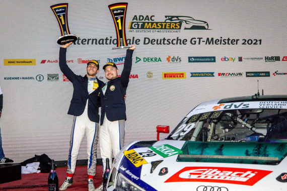 Ricardo Feller gewann mit Christopher Mies (l-r) und Land-Motorsport das ADAC GT Masters 2021