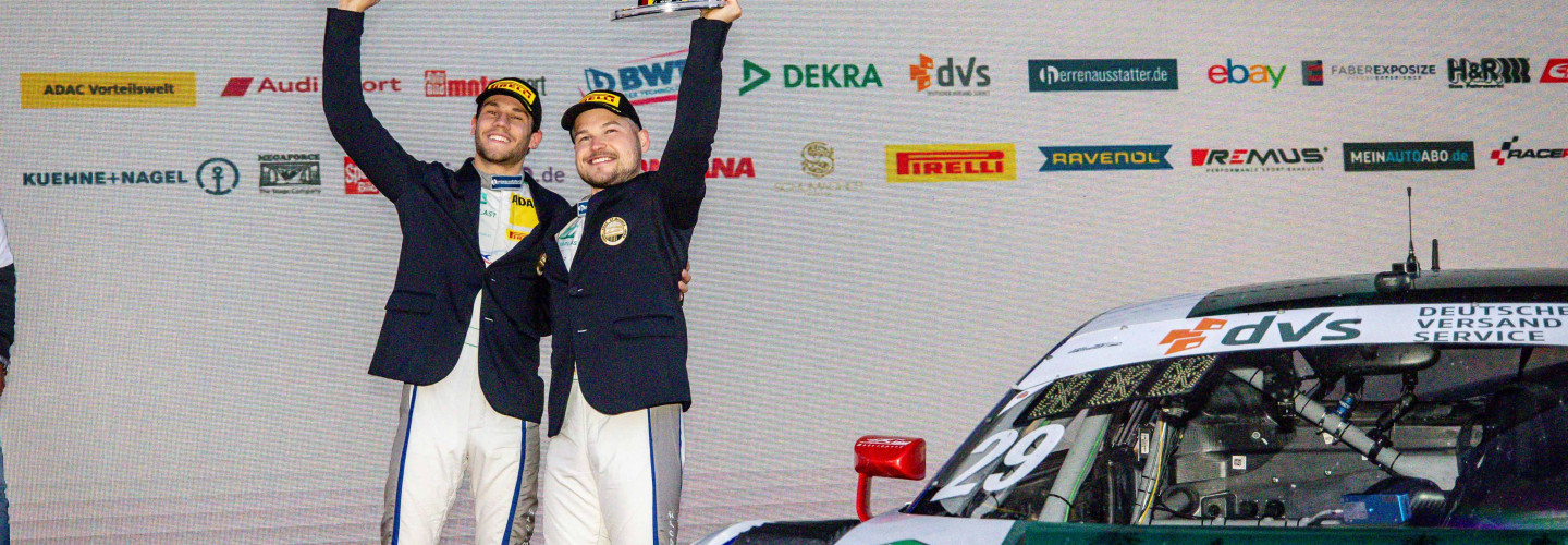 Ricardo Feller gewann mit Christopher Mies (l-r) und Land-Motorsport das ADAC GT Masters 2021