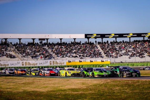 Christopher Mies und sein Teamkollege Ricardo Feller haben im Titelrennen des ADAC GT Masters einen Rückschlag erlitten. Das Audi-Duo kam am Sonntag in Hockenheim nur auf Platz sieben ins Ziel, damit schrumpfte der Vorsprung auf die Verfolger Luca Stolz/Maro Engel auf nur noch vier Punkte zusammen.