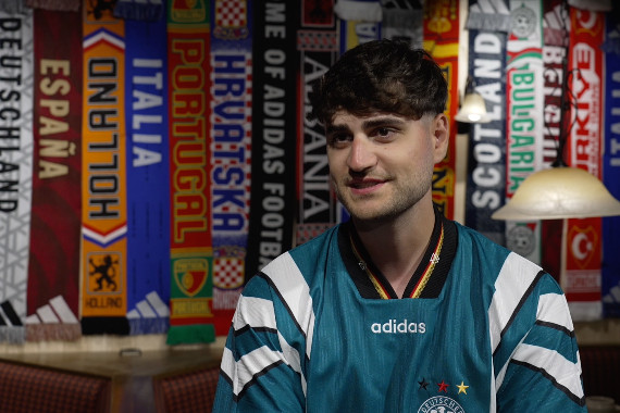 Im Interview spricht Twitch-Streamer und adidas-Markenbotschafter Elias Nerlich u.a. über seine Eindrücke der "Lass Zocken"-Tour und darüber, wie er die Stimmung während der UEFA EURO 2024 wahrgenommen hat.