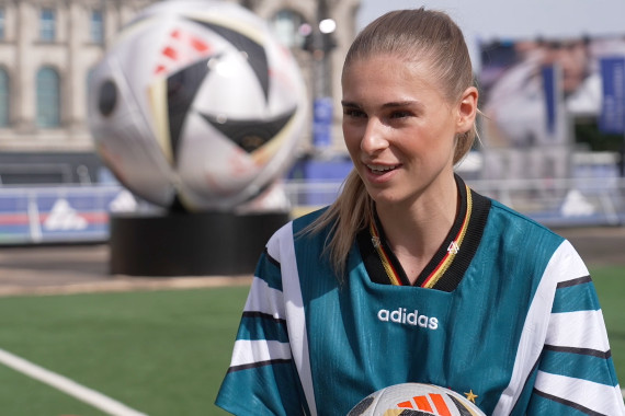 Im Interview spricht Fußball-Nationalspielerin Jule Brand u.a. über die besondere Stimmung in Deutschland während der UEFA EURO 2024 und darüber, wie sie die Leistung der Nationalmannschaft der Männer einschätzt.