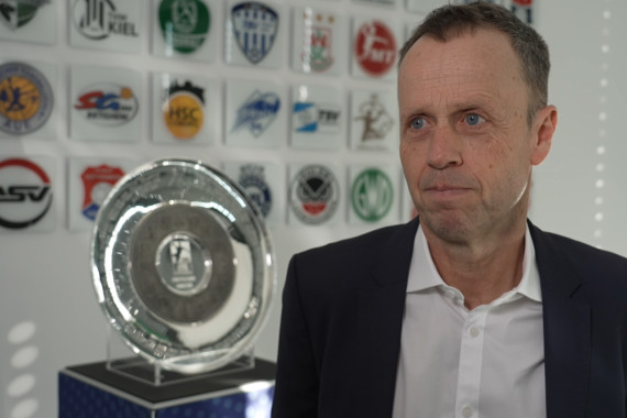 Im Interview spricht Frank Bohmann, Geschäftsführer der Handball-Bundesliga, über die ausgeweitete Partnerschaft mit DAIKIN. Außerdem blickt er auf die abgelaufene Europameisterschaft, das REWE Final4 und äußert sich zu den Demonstrationen gegen Rassismus.