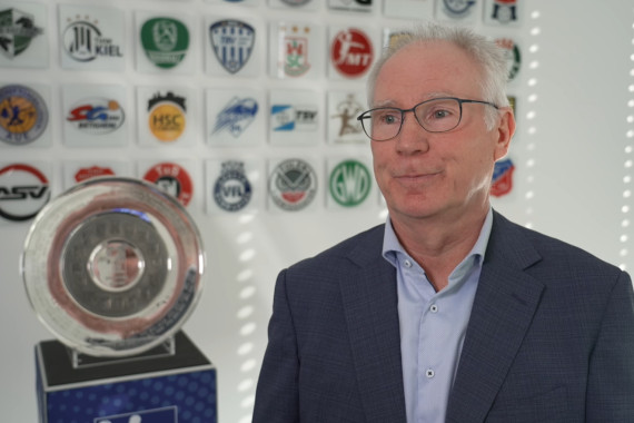 Im Interview spricht HBL-Präsident Uwe Schwenker über die ausgeweitete Partnerschaft mit DAIKIN. Außerdem blickt er auf die abgelaufene Europameisterschaft und das REWE Final4.