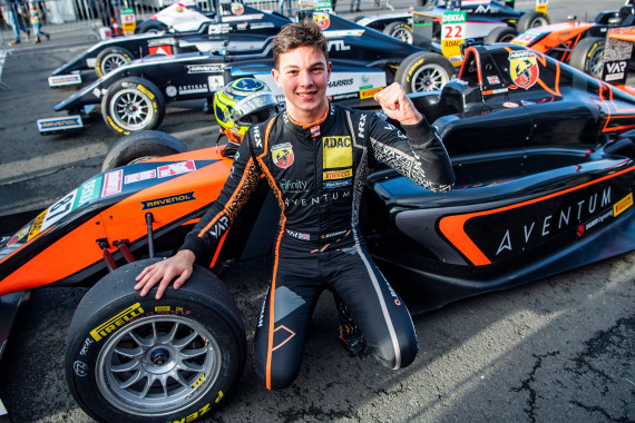 Champion- Oliver Bearman jubelt über den Titel