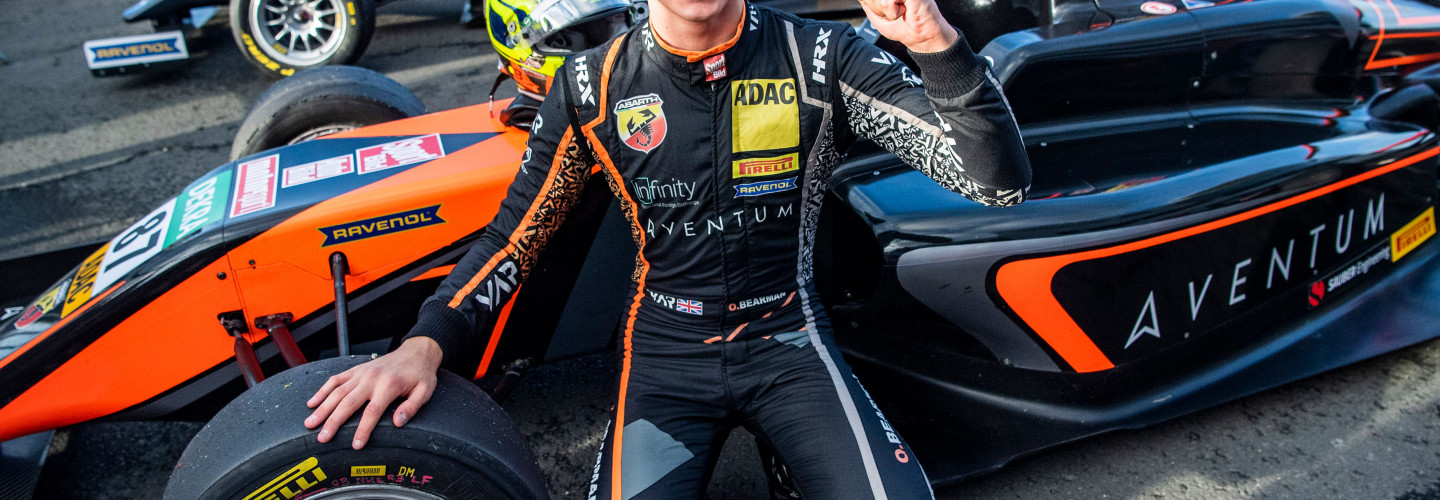 Champion- Oliver Bearman jubelt über den Titel