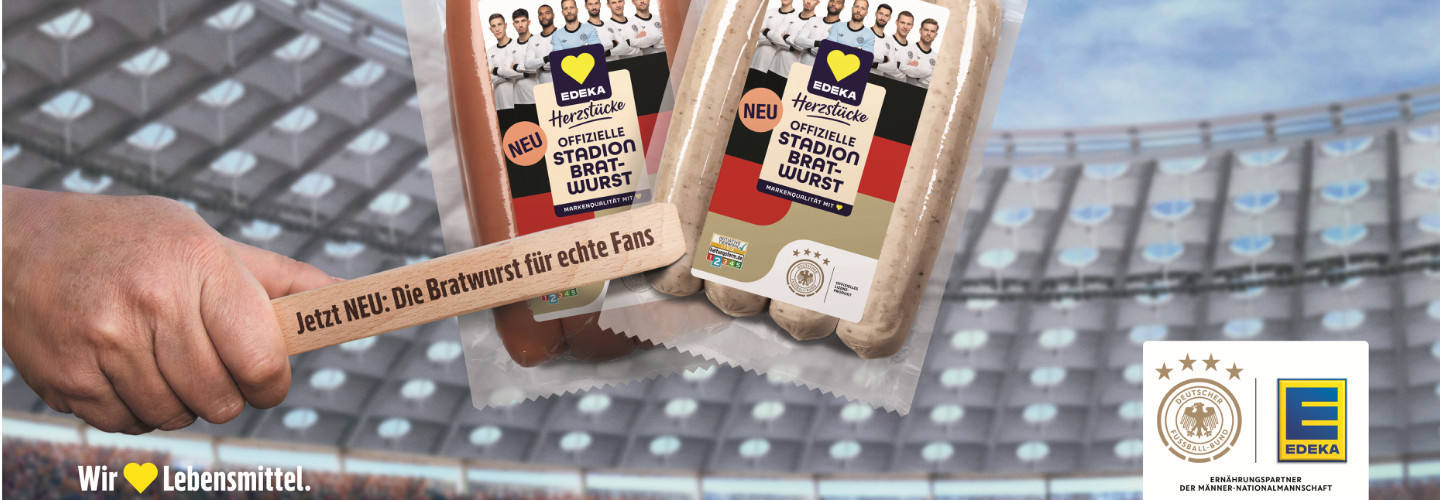PRESSEMOTIV: Offizieller Ernährungspartner: Stadionatmosphäre für zuhause – EDEKA und der DFB bringen gemeinsam die „EDEKA Herzstücke Offizielle Stadion Bratwurst“ in die Märkte