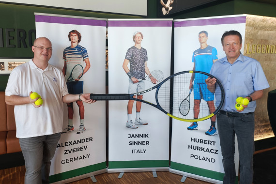 Sven Wortmann (l) und Turnierdirektor Ralf Weber freuen sich über die Verlängerung des Titelsponsorings und die Verpflichtung von Top Ten-Star Hubert Hurkacz.