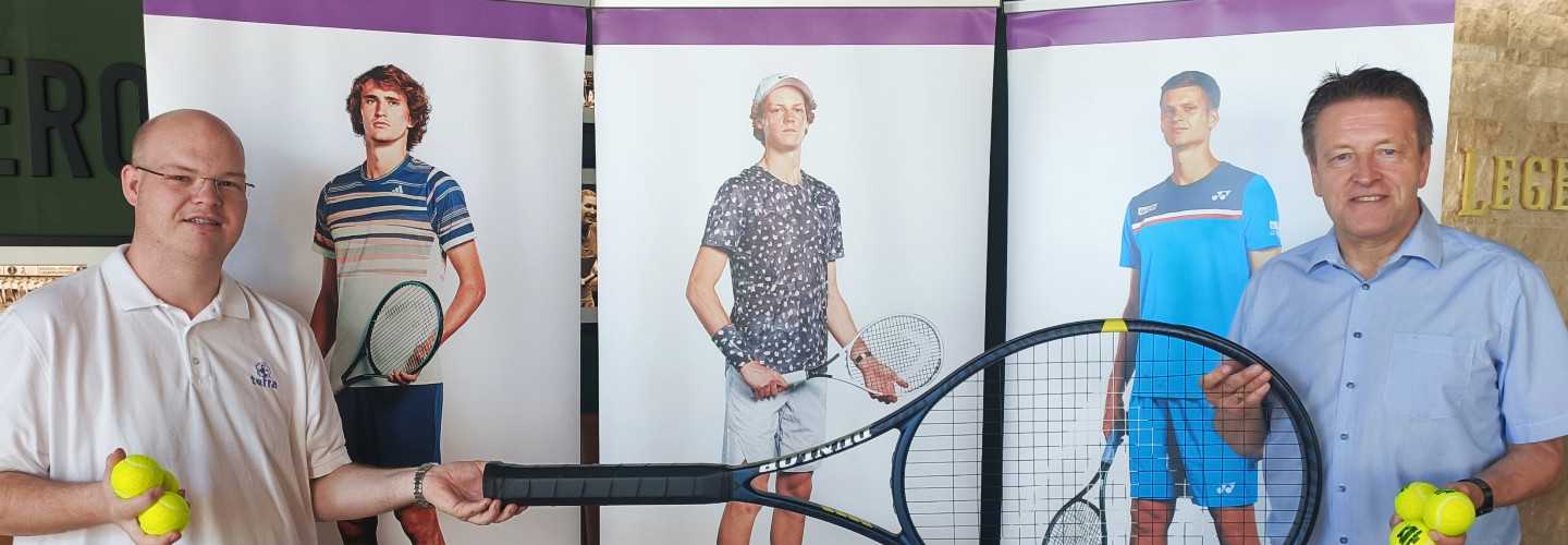 Sven Wortmann (l) und Turnierdirektor Ralf Weber freuen sich über die Verlängerung des Titelsponsorings und die Verpflichtung von Top Ten-Star Hubert Hurkacz.