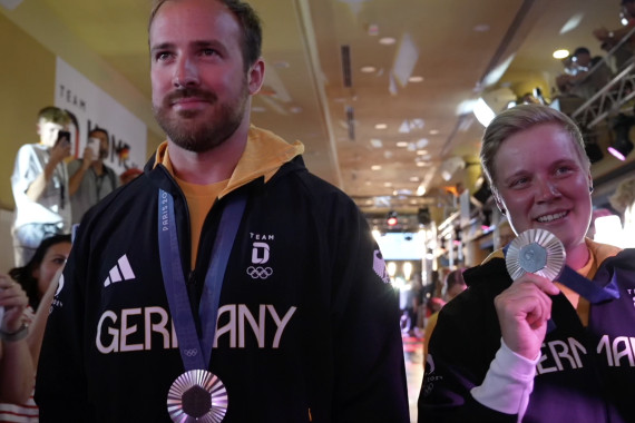 Schnittbilder vom sogenannten Medal Walk und dem anschließenden Bühnentalk mit den deutschen Mixed-Bogenschützen Michelle Kroppen und Florian Unruh.