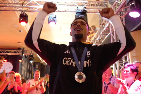 Schnittbilder vom sogenannten Medal Walk und dem anschließenden Bühnentalk mit dem deutschen Zehnkämpfer Leo Neugebauer, der seine Silbermedaille feierte.