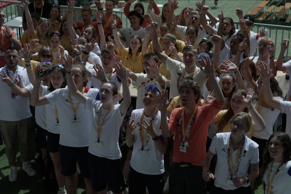 Schnittbilder vom Besuch des deutsch-französischen Jugendlagers sowie eines Gottesdienstes im Deutschen Haus Paris.