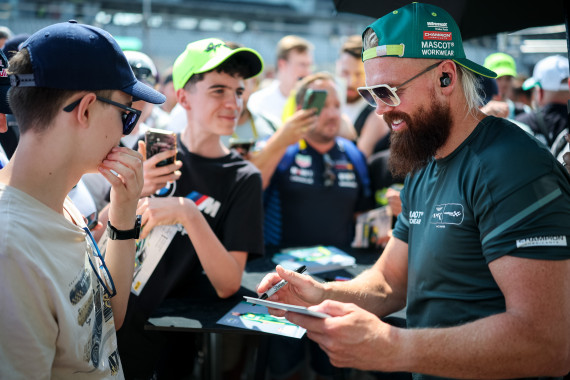 Bei der DTM kommen die Fans den Fahrern wie Nicki Thiim besonders nah