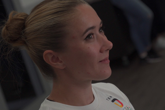 Schnittbilder zur Einkleidung von Team Deutschland mit der Handballnationalmannschaft der Männer und weiteren Athlet*innen.