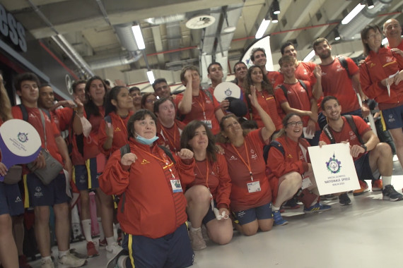 Footage von der Ankunft der Delegationen aus Spanien, Großbritannien und Norwegen am Berliner Flughafen.
