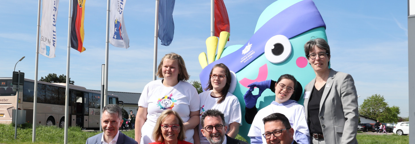 Politik und Special Olympics beim Treffen zum Host Town Program in Perl
(Reihe unten, v.l.n.r.): Ralf Uhlenbruch (Bürgermeister Perl), Christiane Krajewski (Präsidentin Special Olympics Deutschland), Reinhold Jost (Innenminister Saarland), Alexander Indermark (Präsident Special Olympics Saarland);
(Reihe oben, v.l.n.r.): Anna-Lena Haben (Schwimmerin SO Saarland), Hanna Hohe (Stellv. Athletensprecherin SO Saarland), Giulia Schembri (Athletensprecherin SO Saarland), Alexandra Knoke (Direktorin Nachhaltigkeit Special Olympics World Games Berlin 2023)