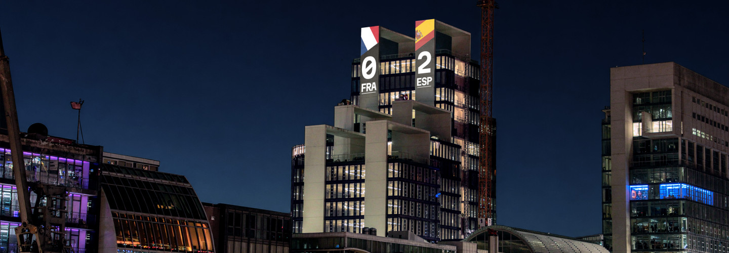 Die Live-Spielstände an den UNIQ TOWERS im Düsseldorfer Medienhafen.