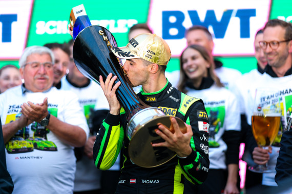 Champion Thomas Preining mit der DTM-Trophäe