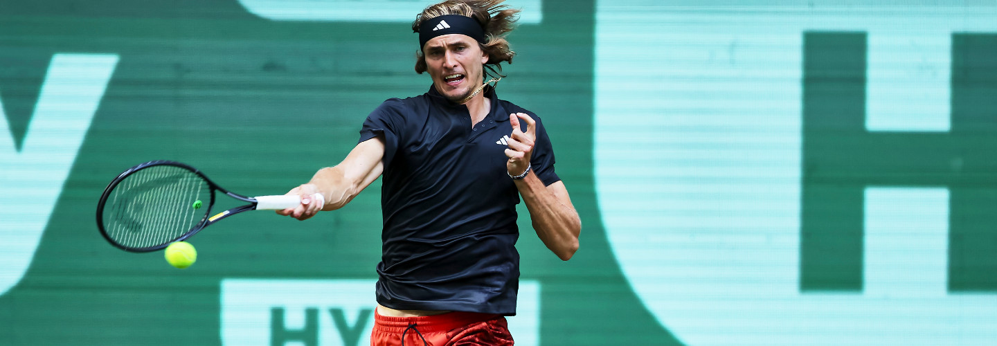 Alexander Zverev setzte sich in seinem Rasen-Comeback gegen Dominic Thiem souverän in zwei Sätzen durch.