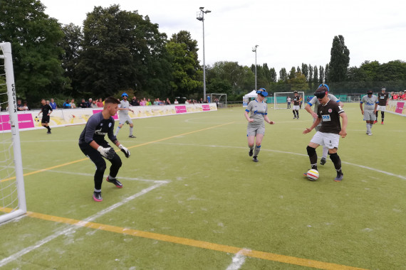 Am ersten Spieltag im Einsatz: FC St. Pauli gegen FC Schalke 04