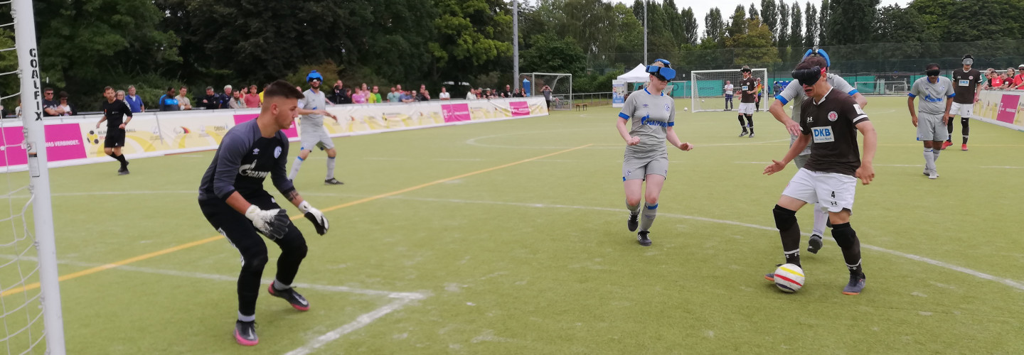 Am ersten Spieltag im Einsatz: FC St. Pauli gegen FC Schalke 04