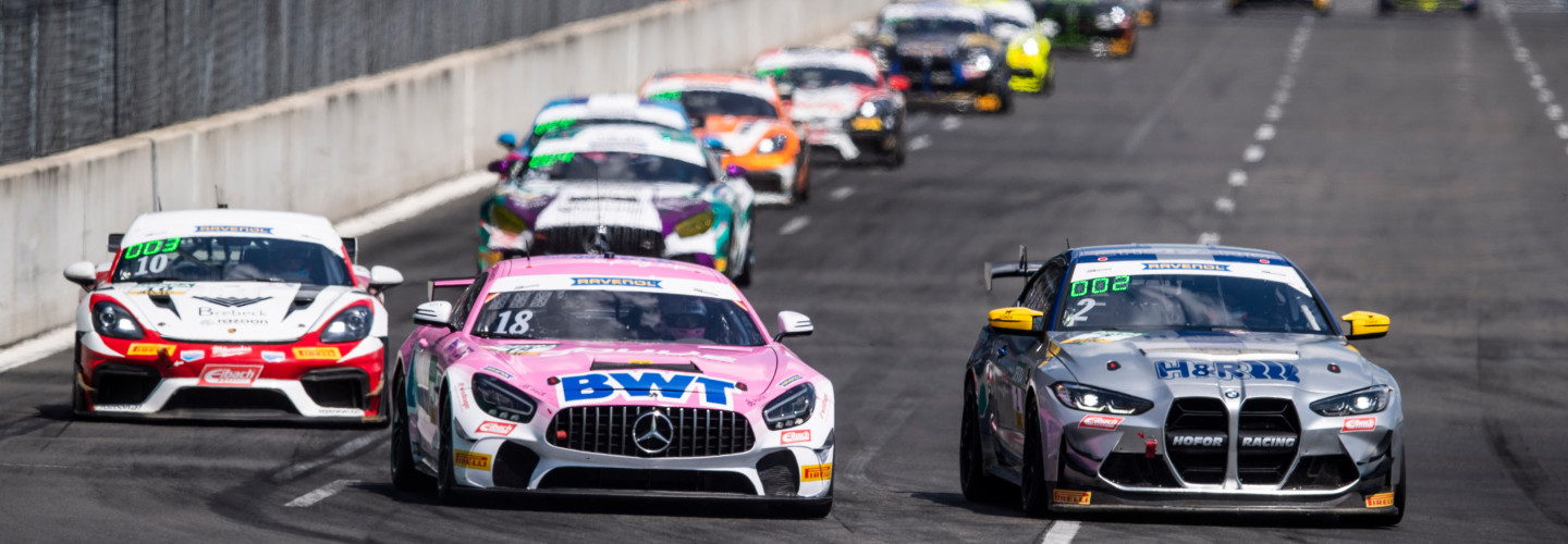 Der Mercedes-AMG GT4 von BWT Mücke Motorsport (li.) neben dem BMW von Schrey/Piana