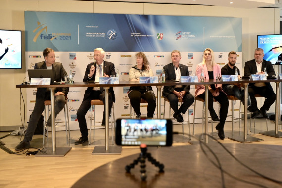 v.l. Moderator Claus Lufen, Dr. Ingo Wolf (Vorstandvorsitzender Sportstiftung NRW), Andrea Milz (Staatssekretärin für Sport und Ehrenamt des Landes NRW), Stefan Klett (Präsident LSB NWR), Annika Drazek (Bob-Anschieberin), Mathias Mester (Para-Leichtathlet) und Axel Weber (Pressesprecher WestLotto)