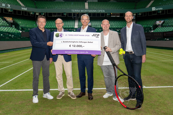 Scheckübergabe auf dem Centre Court der heristo-arena mit (von links) Turnierdirektor Ralf Weber, Sven Wortmann (Mitglied im Aufsichtsrat Wortmann AG), Prof. Dr. med. Eckard Hamelmann (Ärztlicher Direktor des Kinderzentrums), Dr. med. Matthias Ernst (Geschäftsführer des EvKB) und Christian Anwey (Leitung Marketing- und Kommunikation).