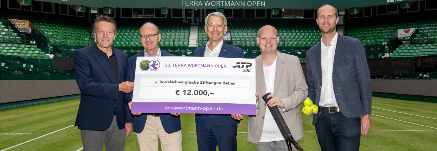 Scheckübergabe auf dem Centre Court der heristo-arena mit (von links) Turnierdirektor Ralf Weber, Sven Wortmann (Mitglied im Aufsichtsrat Wortmann AG), Prof. Dr. med. Eckard Hamelmann (Ärztlicher Direktor des Kinderzentrums), Dr. med. Matthias Ernst (Geschäftsführer des EvKB) und Christian Anwey (Leitung Marketing- und Kommunikation).