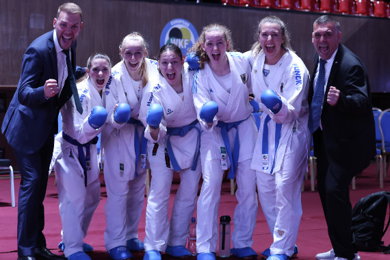 Das Kumite-Damen-Team mit Bundestrainer Noah Bitsch, Shara Hubrich, Mia Bitsch, Madeleine Schröter, Hannah Riedel, Johanna Kneer und Nachwuchs-Bundestrainer Swen Sattler (von links)