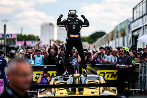 Jubel bei Jordan Pepper über seinen ersten DTM-Erfolg