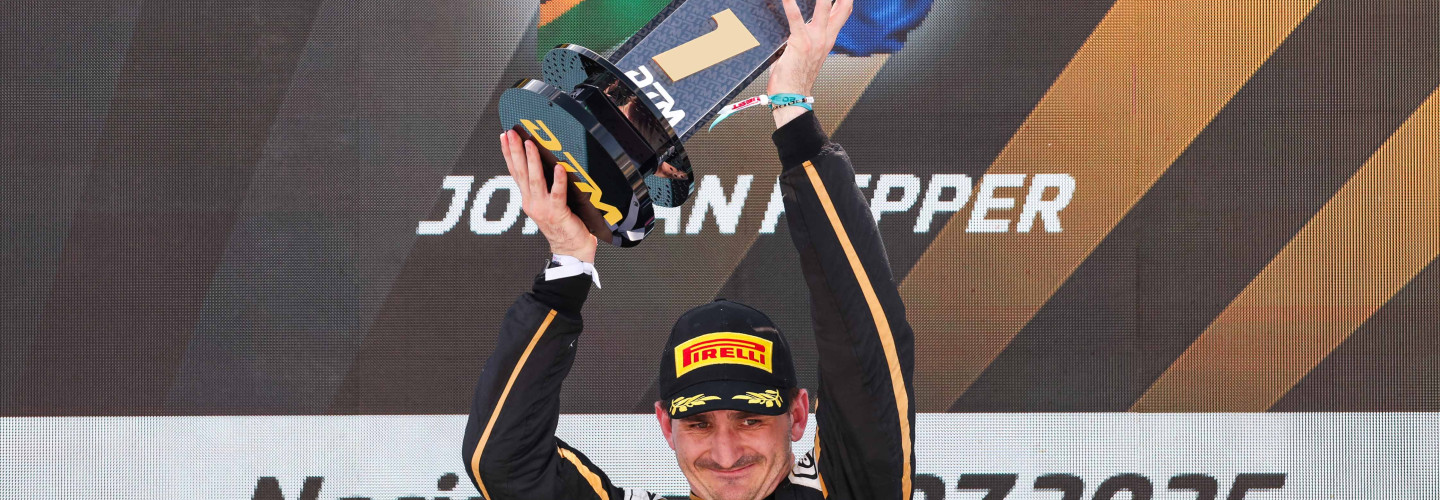 Mit dem Siegerpokal ganz oben auf dem DTM-Podium: Jordan Pepper