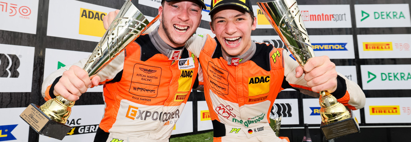 Die Champions der ADAC GT4 Germany 2022: Mike David Ortmann (li.) und Hugo Sasse