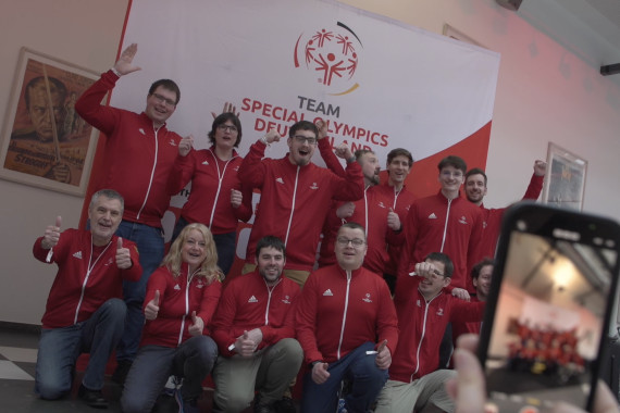 Im Herzen von Berlin hat sich die deutsche Delegation für ihr Heimspiel bei den Special Olympics einkleiden lassen. 575 Sportler, Trainer und Betreuer erhielten ihr Outfit für die World Games in der Bundeshauptstadt. Ab dem 17. Juni werden beim größten inklusiven Sportevent der Welt mehr als 7000 Athleten in 26 Sportarten gegeneinander antreten.