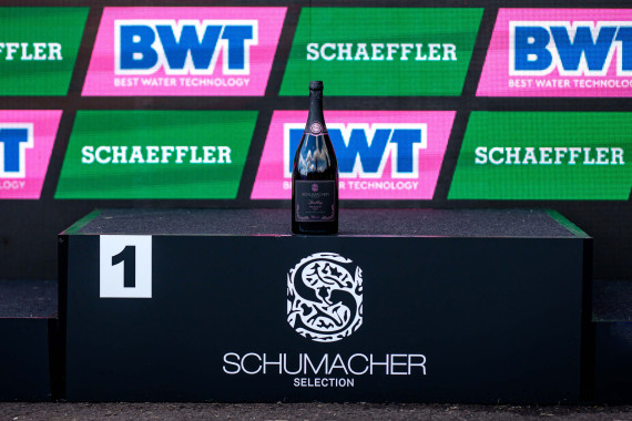 Bereits seit 2019 gehören die Schaumweine von Schumacher Selection zur Motorsportfamilie des ADAC