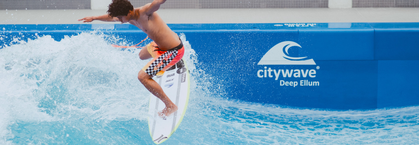 Profi-Surfer Ben Benson aus Bali führt seine spektakulären Tricks (Air Reverse) auf der citywave® Deep Ellum in Texas vor.