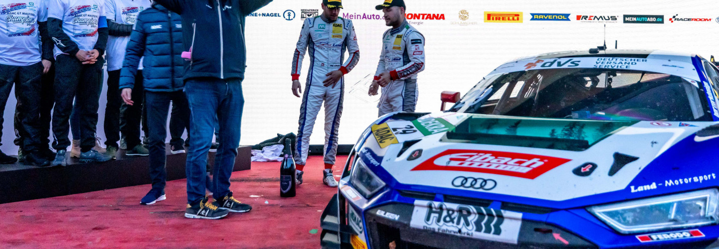 Lutz Hübner, CMO der BWT AG, bei der Scheckübergabe